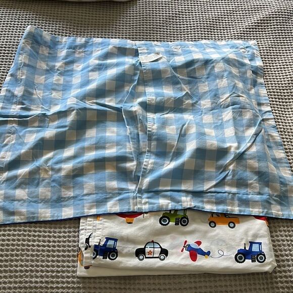 Flat sheet twin size and a standard sham envelope closure Like new condition. - Picture 3 of 4